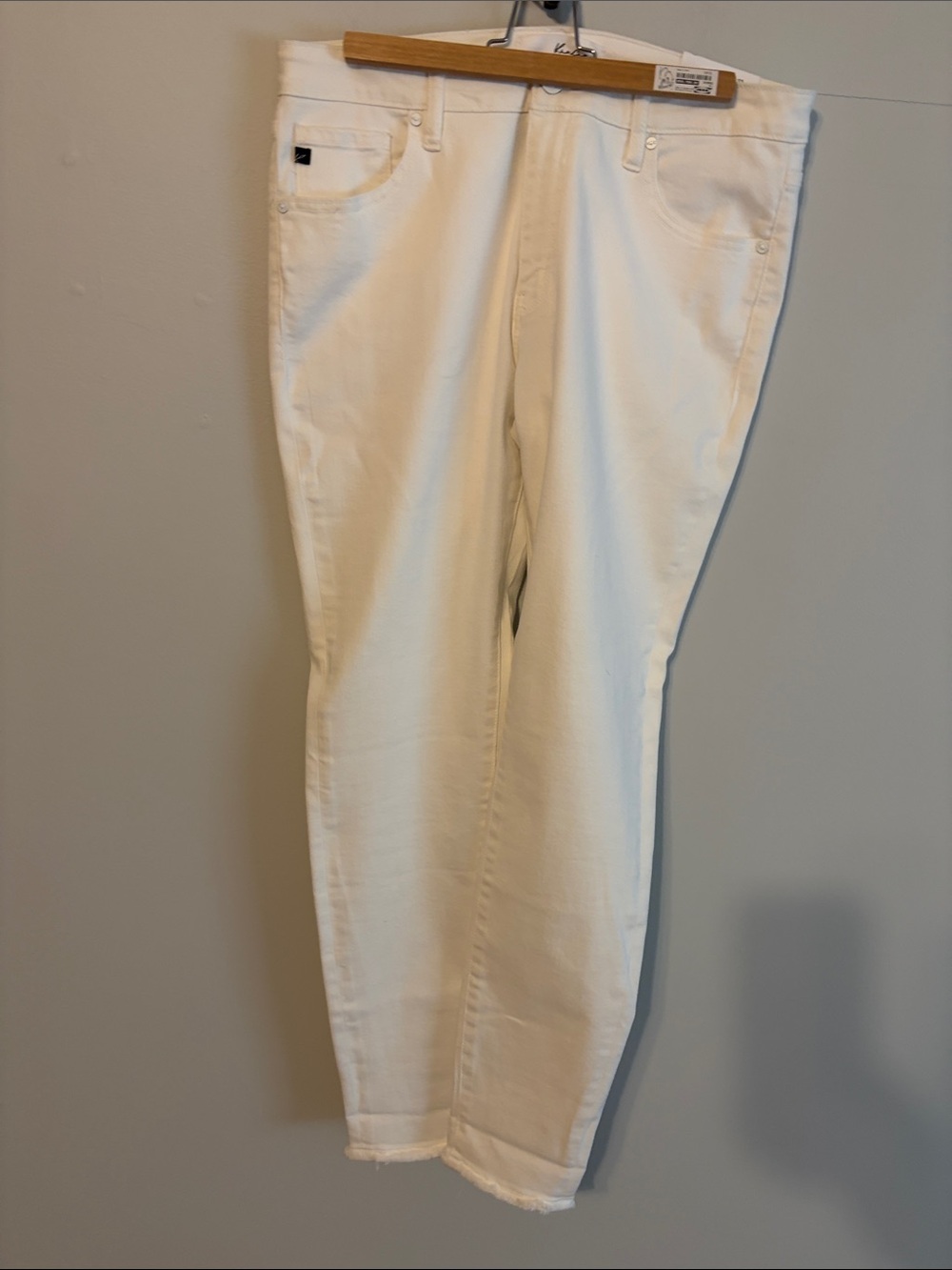 KanCan White Skinny Jeans for Women. 13/30. NWT. Raw hem.